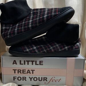 Men’s Warm and Cozy Plaid Slippers Size 9/10 NWT